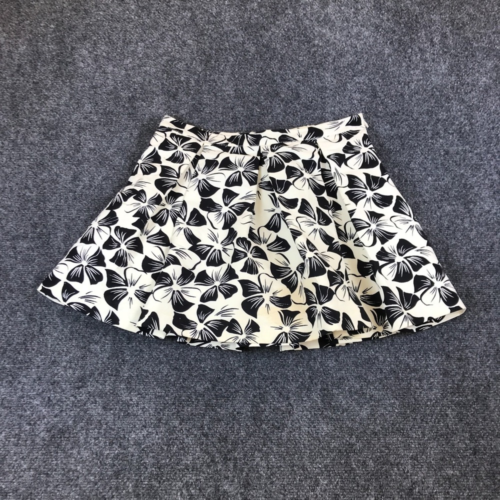 Forever 21 Mini Skirt Women's 28x15 White Black Floral Pleated Front Casual